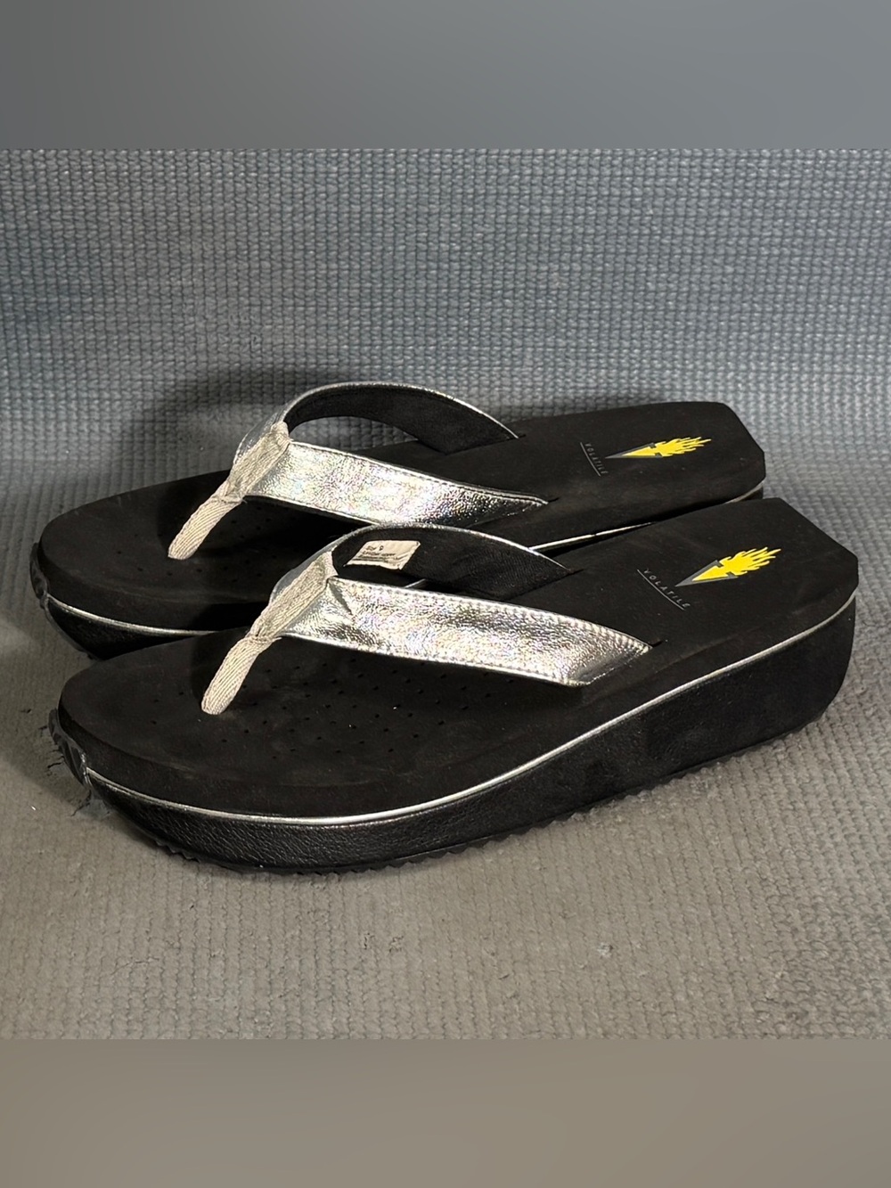 VOLATILE Women’s Frappachino Wedge Sandals Silver Size 9